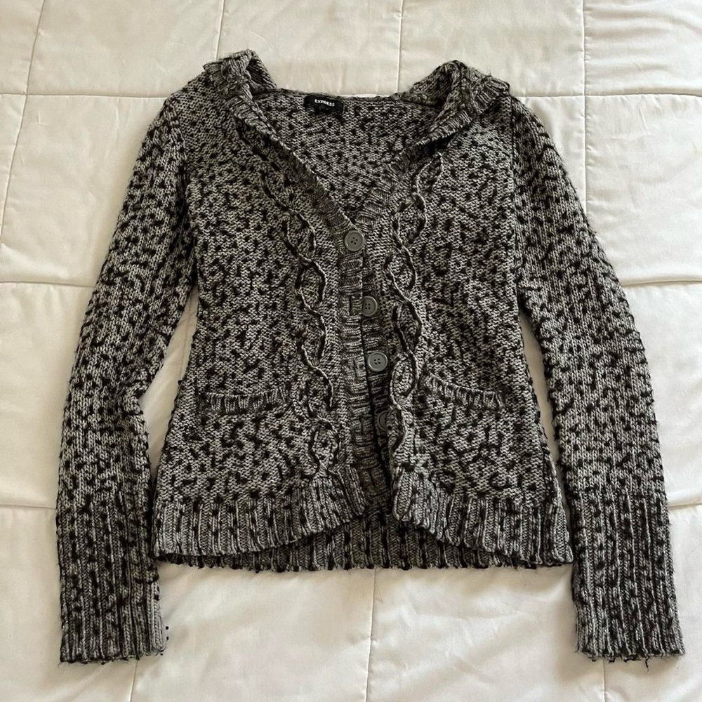 grey knitted cardigan
